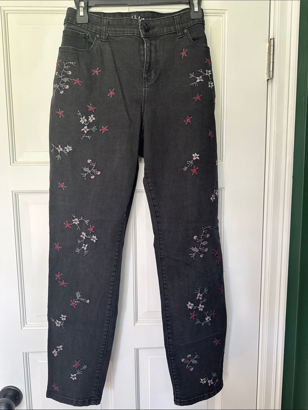 Style & Co. Faded Black Curvy Skinny Leg Jeans with Floral Embroidery Size 12